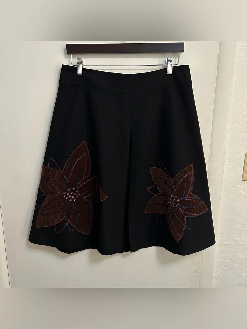 Boden wool skirt front pleate floral appliqué black size 14 Mod retro midi